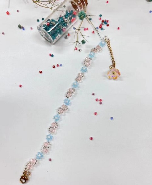 9月16日，在家就能賺錢的工作，拿回家做的手工活，做手工傳承官，手工之家的純手工，多種業(yè)務能同時做，圖為串珠米珠繡純手工產(chǎn)品剪影