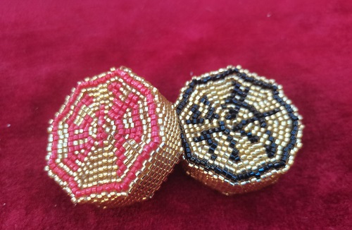 9月19日，能在家做的手工項(xiàng)目，做手工傳承官，輕創(chuàng)業(yè)做手工掙錢，在手工之家，找到適合自己的合作，收入更好，圖為串珠米珠繡純手工產(chǎn)品剪影
