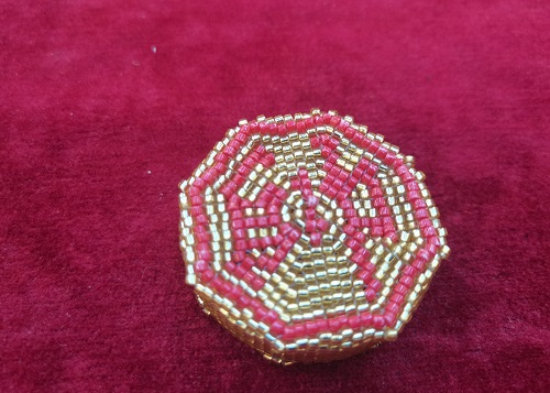 9月19日，能在家做的手工項(xiàng)目，做手工傳承官，輕創(chuàng)業(yè)做手工掙錢，在手工之家，找到適合自己的合作，收入更好，圖為串珠米珠繡純手工產(chǎn)品剪影