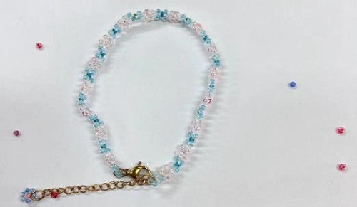 9月21日，手工活從哪里找廠家，想接正規(guī)廠家的手工輕資產(chǎn)創(chuàng)業(yè)，做手工傳承官，與手工之家合作，看自己的情況選擇收入更好，圖為串珠米珠繡純手工產(chǎn)品剪影