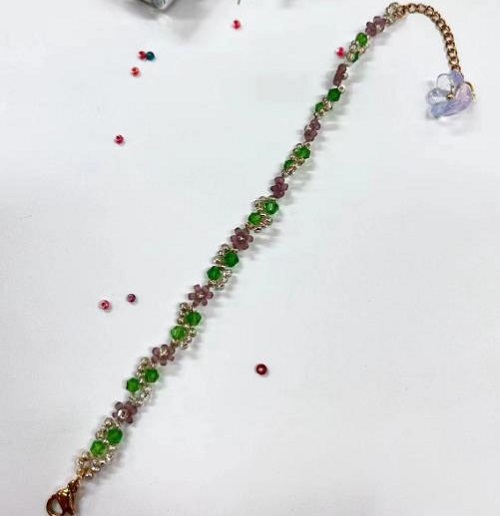 9月21日，手工活從哪里找廠家，想接正規(guī)廠家的手工輕資產(chǎn)創(chuàng)業(yè)，做手工傳承官，與手工之家合作，看自己的情況選擇收入更好，圖為串珠米珠繡純手工產(chǎn)品剪影