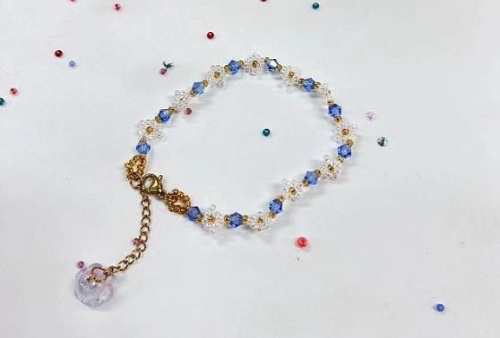 9月25日，在家就能賺錢的工作，兼職手工在家可做，輕資產(chǎn)創(chuàng)業(yè)的手工，做手工傳承官，在手工之家，堅守和實事求是地創(chuàng)新，成就純手工事業(yè)，圖為串珠米珠繡手工材料剪影
