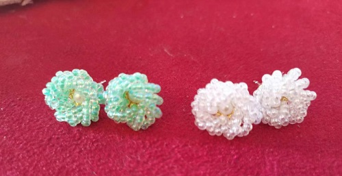 10月16日，手工活兼職可帶回家，手工靈活的副業(yè)創(chuàng)業(yè)項(xiàng)目，做手工傳承官微創(chuàng)業(yè)，因?yàn)榱私猓止ぶ疑钍艽蠹倚湃魏椭С?，圖為串珠米珠繡純手工產(chǎn)品剪影