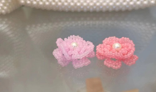 10月17日，可在家做的兼職手工活, 想接正規(guī)廠家的手工創(chuàng)業(yè)項目，輕資產(chǎn)創(chuàng)業(yè)做手工傳承官，與手工之家合作，這里的產(chǎn)品是事業(yè)的根本，圖為串珠米珠繡純手工產(chǎn)品剪影