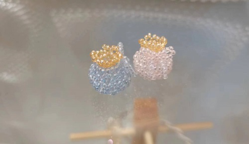 10月22日，手工活外發(fā)加工正規(guī)的廠家，微創(chuàng)業(yè)做手工傳承官，開手工加工廠，大家與手工之家始終是平等、共贏的關系，圖為串珠米珠繡純手工產(chǎn)品剪影