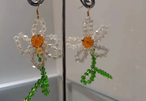10月23日，在家做的手工小成本創(chuàng)業(yè)項目，手工兼職創(chuàng)業(yè)的正規(guī)網站，開飾品加工廠，做手工傳承官，在手工之家，重視與每一位人員的合作，圖為串珠米珠繡純手工產品剪影