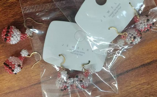11月14日，外發(fā)手工領回家做，靈活副業(yè)創(chuàng)業(yè)，低成本做手工傳承官，在手工之家，選擇怎樣的合作，大家說了算，圖為串珠純米珠繡純手工產(chǎn)品剪影