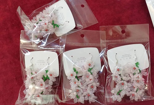 11月15日，手工活拿回家做在哪里找，居家副業(yè)創(chuàng)業(yè)，微創(chuàng)業(yè)做手工傳承官，在手工之家，純手工讓大家一年四季有錢掙，圖為串珠米珠繡手工產(chǎn)品材料剪影