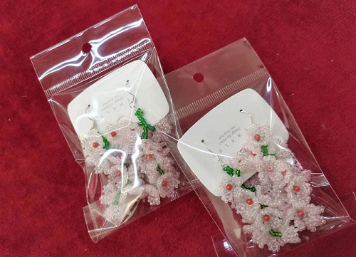 11月29日，在家能做的手工活兼職，帶回家做的手工創(chuàng)業(yè)項(xiàng)目，微創(chuàng)業(yè)做手工傳承官，手工之家服務(wù)好，圖為串珠米珠繡純手工產(chǎn)品剪影