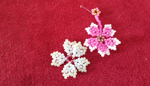 12月5日，手工活接單正規(guī)平臺(tái)，拿回家做的手工創(chuàng)業(yè)項(xiàng)目，小成本創(chuàng)業(yè)做手工傳承官，在手工之家，產(chǎn)品、市場，合作、服務(wù)都有實(shí)實(shí)在在的行動(dòng)，圖為串珠米珠繡純手工產(chǎn)品剪影