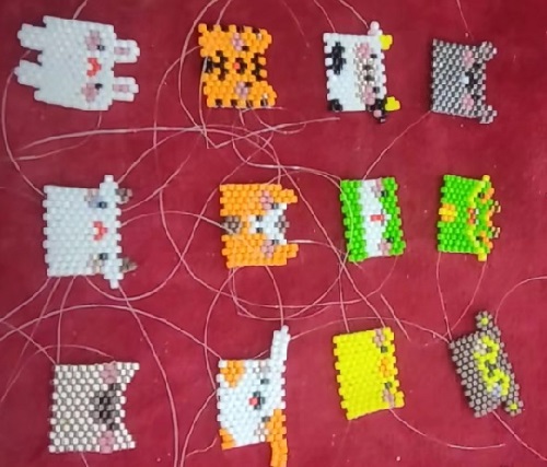 12月25日，手工活從哪里找廠家，在家能做的兼職創(chuàng)業(yè)項目，輕資產(chǎn)創(chuàng)業(yè)做手工傳承官，與手工之家合作，大家利益同體、合作共贏，圖為串珠米珠繡純手工產(chǎn)品剪影