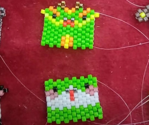 12月25日，手工活從哪里找廠家，在家能做的兼職創(chuàng)業(yè)項目，輕資產(chǎn)創(chuàng)業(yè)做手工傳承官，與手工之家合作，大家利益同體、合作共贏，圖為串珠米珠繡純手工產(chǎn)品剪影