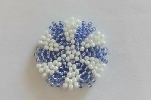 12月27日，手工活拿回家做在哪里找，小成本創(chuàng)業(yè)做手工傳承官，帶回家做的手工創(chuàng)業(yè)項(xiàng)目，依靠手工之家，大家通過手工有了好收入，圖為串珠米珠繡純手工產(chǎn)品剪影
