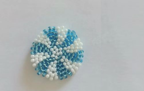 12月27日，手工活拿回家做在哪里找，小成本創(chuàng)業(yè)做手工傳承官，帶回家做的手工創(chuàng)業(yè)項(xiàng)目，依靠手工之家，大家通過手工有了好收入，圖為串珠米珠繡純手工產(chǎn)品剪影