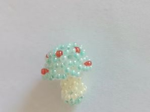 12月30日，手工活外發(fā)加工正規(guī)廠家直接發(fā)貨，微創(chuàng)業(yè)做手工傳承官，在家做的手工創(chuàng)業(yè)項目，手工之家的純手工事業(yè)有根基，圖為串珠米珠繡純手工產(chǎn)品剪影