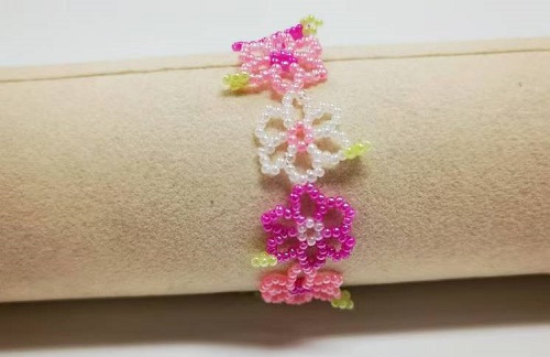 12月31日，在家里就能賺錢的工作，靈活就業(yè)副業(yè)創(chuàng)業(yè)，手工活加工外發(fā)回收，微創(chuàng)業(yè)開手工加工廠，靈活掙錢增收，與手工之家合作穩(wěn)定可靠，圖為串珠米珠繡純手工產(chǎn)品剪影