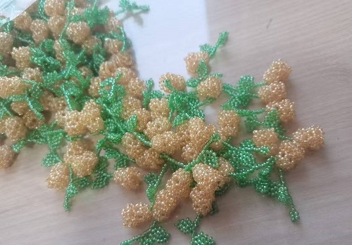 1月12日，手工兼職在家做，拿回家做的手工副業(yè)創(chuàng)業(yè)，微創(chuàng)業(yè)做手工傳承官，選擇手工之家，因?yàn)檫@里創(chuàng)新、誠信，圖為串珠米珠繡手工產(chǎn)品剪影