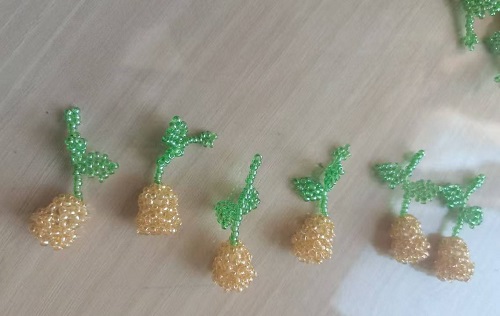 1月12日，手工兼職在家做，拿回家做的手工副業(yè)創(chuàng)業(yè)，微創(chuàng)業(yè)做手工傳承官，選擇手工之家，因?yàn)檫@里創(chuàng)新、誠信，圖為串珠米珠繡手工產(chǎn)品剪影