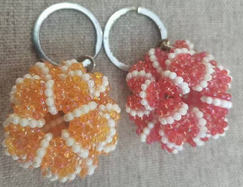 1月13日，拿回家做的手工活，在家掙錢的副業(yè)創(chuàng)業(yè)，小本創(chuàng)業(yè)做手工傳承官，手工之家的合作方式和業(yè)務(wù)選擇多，圖為串珠米珠繡手工產(chǎn)品剪影