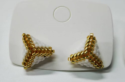 1月20日，可在家做的兼職手工活，想接正規(guī)廠家的手工，手工創(chuàng)業(yè)做手工傳承官，放心在家做手工副業(yè)創(chuàng)業(yè)，在手工之家，大家自己做主選擇，圖為串珠米珠繡純手工產(chǎn)品剪影