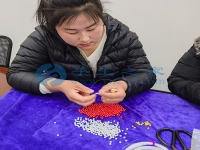 這份手工活串珠加工不受季節(jié)影響，常年有活干有錢賺