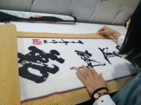 9月25日，可以帶回家做的手工活，在家做手工活掙錢，手工之家是大家居家就業(yè)創(chuàng)業(yè)的好選擇，圖為勵(lì)志珠珠繡串珠手工成品倉(cāng)庫(kù)驗(yàn)收剪影