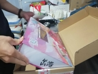 9月26日，寄到家做的手工活，代加工手工活，手工之家的合作方式滿足加工人員的需要，圖為勵(lì)志珠珠繡手工材料倉(cāng)庫(kù)工作人員剪影