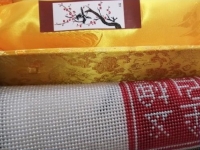 10月2日，在家做手工活掙錢，寄到家做的手工活，手工之家堅(jiān)持對(duì)珠繡非遺傳統(tǒng)手工的傳承和創(chuàng)新，圖為勵(lì)志珠珠繡串珠手工產(chǎn)品及外包裝剪影