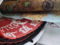 10月13日，純手工活代加工，手工外包發(fā)布平臺(tái)，手工之家負(fù)責(zé)提供的加工材料，齊全完備，圖為勵(lì)志珠珠繡串珠手工產(chǎn)品剪影