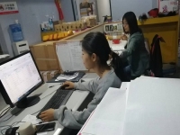 10月17日，代加工手工活，在家兼職手工活，越來越多人在手工之家做珠繡串珠手工掙錢，圖為勵(lì)志珠珠繡串珠成品倉庫剪影