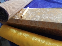 10月20日，拿回家做的手工活，長期穩(wěn)定的手工活，手工之家的個(gè)性化定制服務(wù)讓人滿意，圖為勵(lì)志珠珠繡串珠手工產(chǎn)品及外包裝剪影