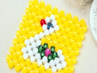 11月19日，拿回家做的手工，靈活就業(yè)創(chuàng)業(yè)手工項(xiàng)目，在手工之家個(gè)人做和開手工工作室、以及邊加工邊銷售，哪個(gè)更合適？圖為勵(lì)志珠珠繡串珠手工產(chǎn)品剪影