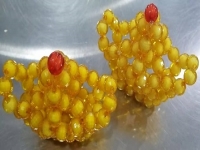 12月1日，新的一月，把純手工拿回家做，靈活就業(yè)創(chuàng)業(yè)，手工之家以誠待人、以真為本，圖為勵志珠珠繡串珠手工產(chǎn)品剪影