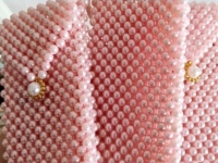 2月6日，帶回家做的手工項(xiàng)目，在家兼職手工，手工之家的合作方式好，加工銷(xiāo)售能一起做，圖為勵(lì)志珠珠繡串珠手工產(chǎn)品剪影