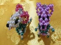 2月21日，純手工項(xiàng)目在家專兼職都能干，可以寄到家做的手工項(xiàng)目，手工之家的良好合作讓大家收入更好，圖為勵(lì)志珠珠繡串珠手工產(chǎn)品剪影