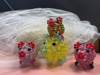 2月25日，手工項(xiàng)目拿回家做，正規(guī)廠家的手工，在手工之家對(duì)合作者平等公開不設(shè)限，銷售加工都是如此，圖為勵(lì)志珠珠繡串珠手工產(chǎn)品剪影