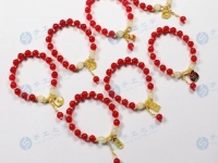 4月25日，在家做兼職的正規(guī)平臺，與家人一起做的靈活就業(yè)掙錢的副業(yè)，在手工之家產(chǎn)品為什么選擇多，圖為勵志珠珠繡串珠手工產(chǎn)品剪影