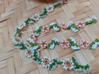9月17日，手工活外發(fā)一手貨源，在家做手工掙錢，靈活就業(yè)好手工項(xiàng)目，開(kāi)飾品加工廠，手工之家的合作人員都很努力，圖為飾品類串珠純手工產(chǎn)品剪影