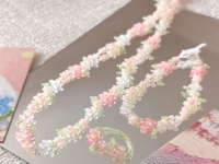 7月11日，外發(fā)手工活正規(guī)平臺(tái)，手工靈活就業(yè)創(chuàng)業(yè)，開飾品加工廠，在手工之家,選擇了就要信任和認(rèn)真，圖為串珠米珠繡手工產(chǎn)品剪影