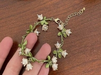 8月10日，手工活外發(fā)加工正規(guī)廠家直接發(fā)貨，手工靈活就業(yè)好選擇，開飾品加工廠，在手工之家,什么人收入更好？圖為飾品類串珠手工產(chǎn)品剪影