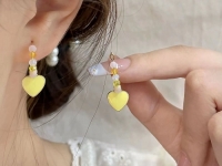 8月21日，在家兼職手工活，靈活就業(yè)創(chuàng)業(yè)手工副業(yè)，開(kāi)飾品加工廠(chǎng)，在家做手工項(xiàng)目這些要求要達(dá)到，圖為串珠米珠繡手工產(chǎn)品剪影