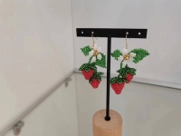 12月11日，在家兼職手工活，帶回家做的手工項目，開飾品加工廠，與手工之家合作，串珠純手工帶來好收入，圖為串珠米珠繡手工產品剪影