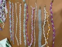 12月22日，家里干的手工活兼職，純手工加工項目，開飾品加工廠，與手工之家合作，不外出打工，居家就業(yè)創(chuàng)業(yè)也有好收入，圖為飾品類串珠純手工產品剪影