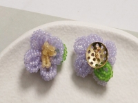 12月27日，外發(fā)手工活正規(guī)平臺，適合的串珠手工項目，開飾品加工廠，手工之家的創(chuàng)新成果大家共享，圖為飾品類串珠純手工產品剪影