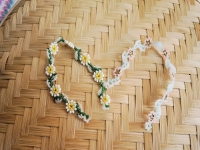 3月25日，靠譜手工兼職平臺，在家兼職正規(guī)的日結(jié)手工有沒有，開飾品加工廠，手工之家與合作人員合作共贏、相互成就，圖為串珠米珠繡手工產(chǎn)品剪影