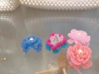3月29日，兼職手工活可以帶回家做的，居家靈活就業(yè)好副業(yè)，開飾品加工廠，手工之家堅(jiān)持用更多的純手工產(chǎn)品服務(wù)市場，圖為串珠米珠繡手工產(chǎn)品剪影