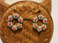 3月31日，附近有沒有兼職手工活，在家做的手工副業(yè)，開飾品加工廠，在手工之家，純手工項(xiàng)目很好做，圖為飾品類串珠手工產(chǎn)品剪影