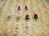 4月1日，外發(fā)加工接單平臺，靈活就業(yè)好手工項(xiàng)目，開飾品加工廠，在手工之家，怎么合作，大家說了算，圖為串珠米珠繡手工產(chǎn)品剪影