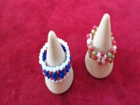 4月30日，手工活從哪里找廠家，可靠的串珠手工項(xiàng)目，靈活就業(yè)好手工，在手工之家，產(chǎn)品始終是發(fā)展的重點(diǎn)之一，圖為飾品類串珠純手工產(chǎn)品剪影
