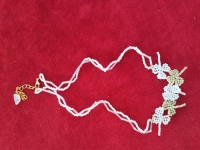 5月2日，在家能掙錢的正規(guī)手工，靈活就業(yè)串珠手工項(xiàng)目，開飾品加工廠，在手工之家，合作要先看自己的實(shí)際情況，圖為飾品類串珠純手工產(chǎn)品剪影